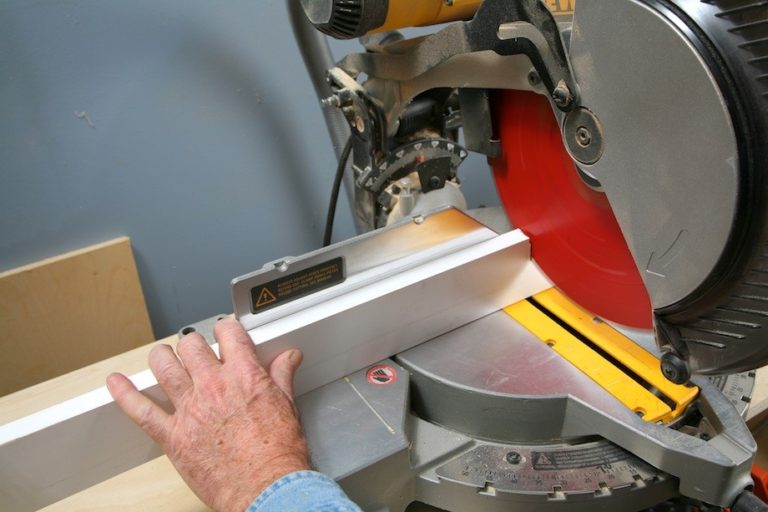 The Ultimate Guide To Use Safe Miter Saw - WorthvieW