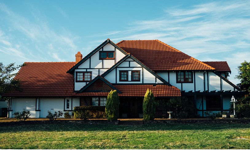 The Pros and Cons of Shingle Roofing vs. Other Materials