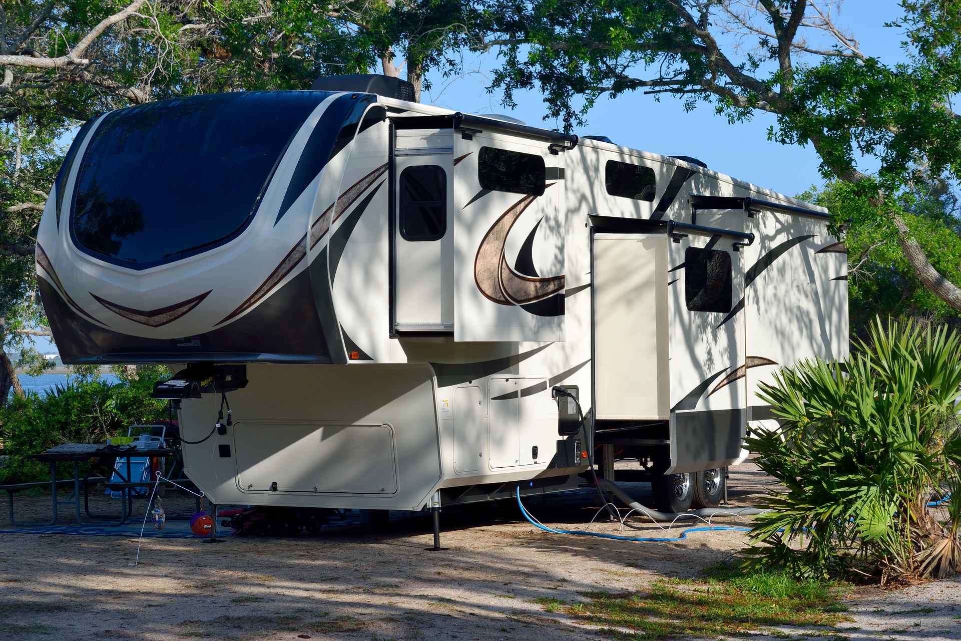 Towables Vs Motorhomes: The Pros And Cons