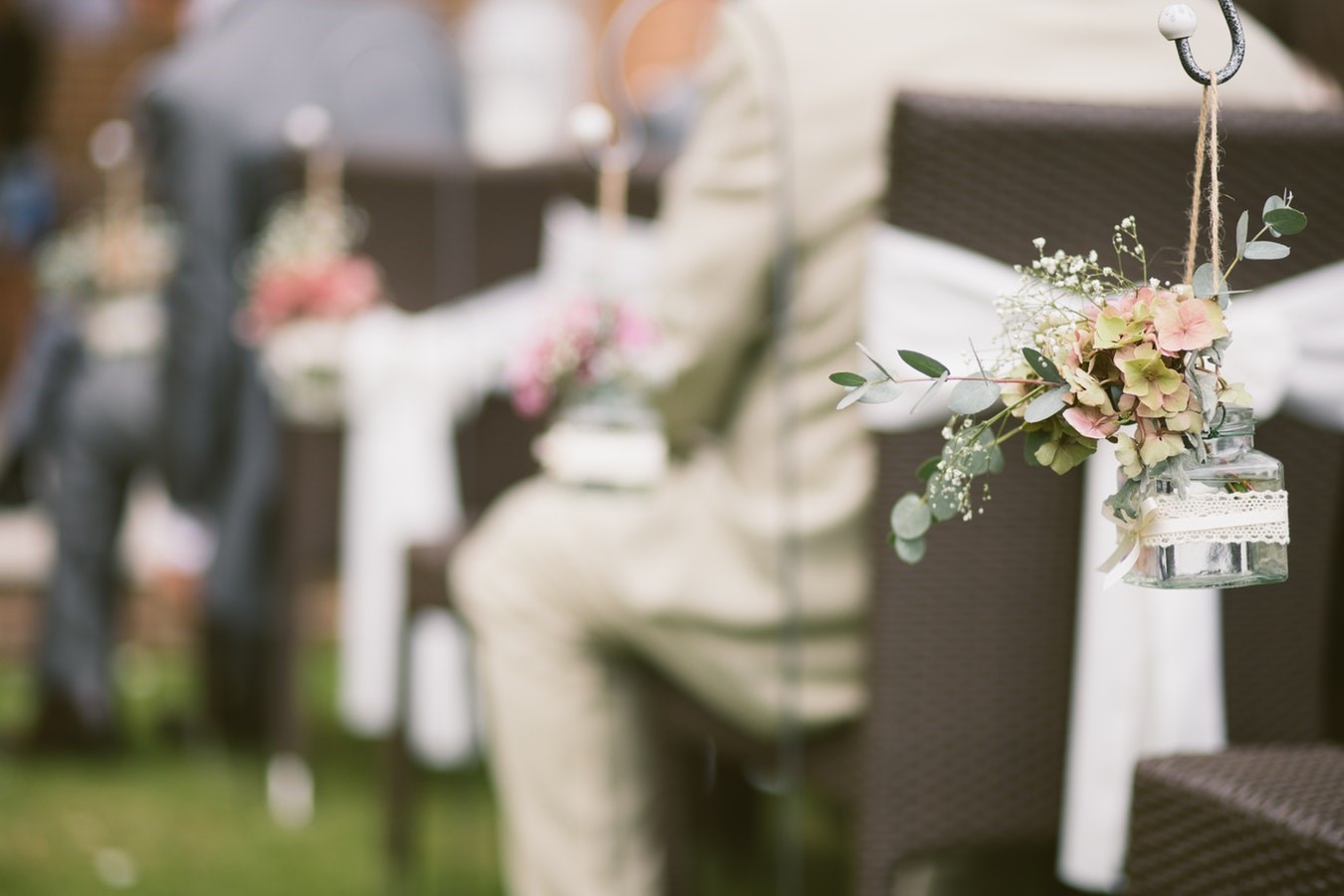 9 Crafty Tips On Decorating Your Outdoor Space For A Wedding Ceremony