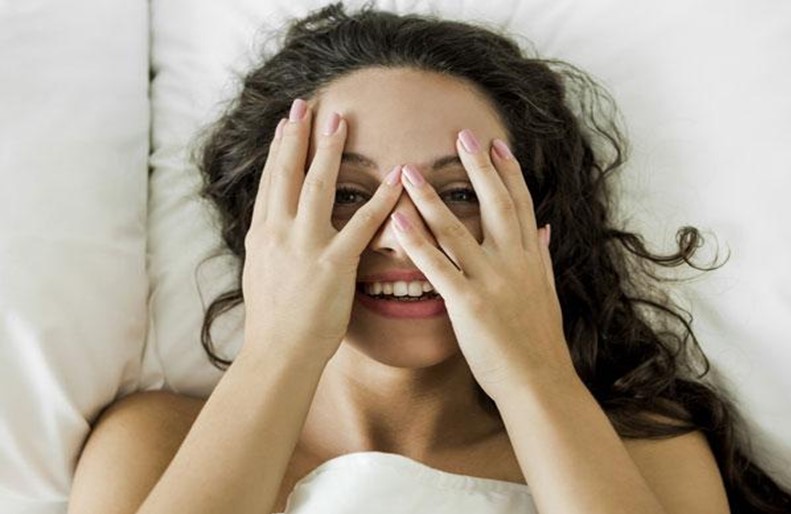 6 Lazy Girl’s Hacks To Get Glowing Skin All Day!