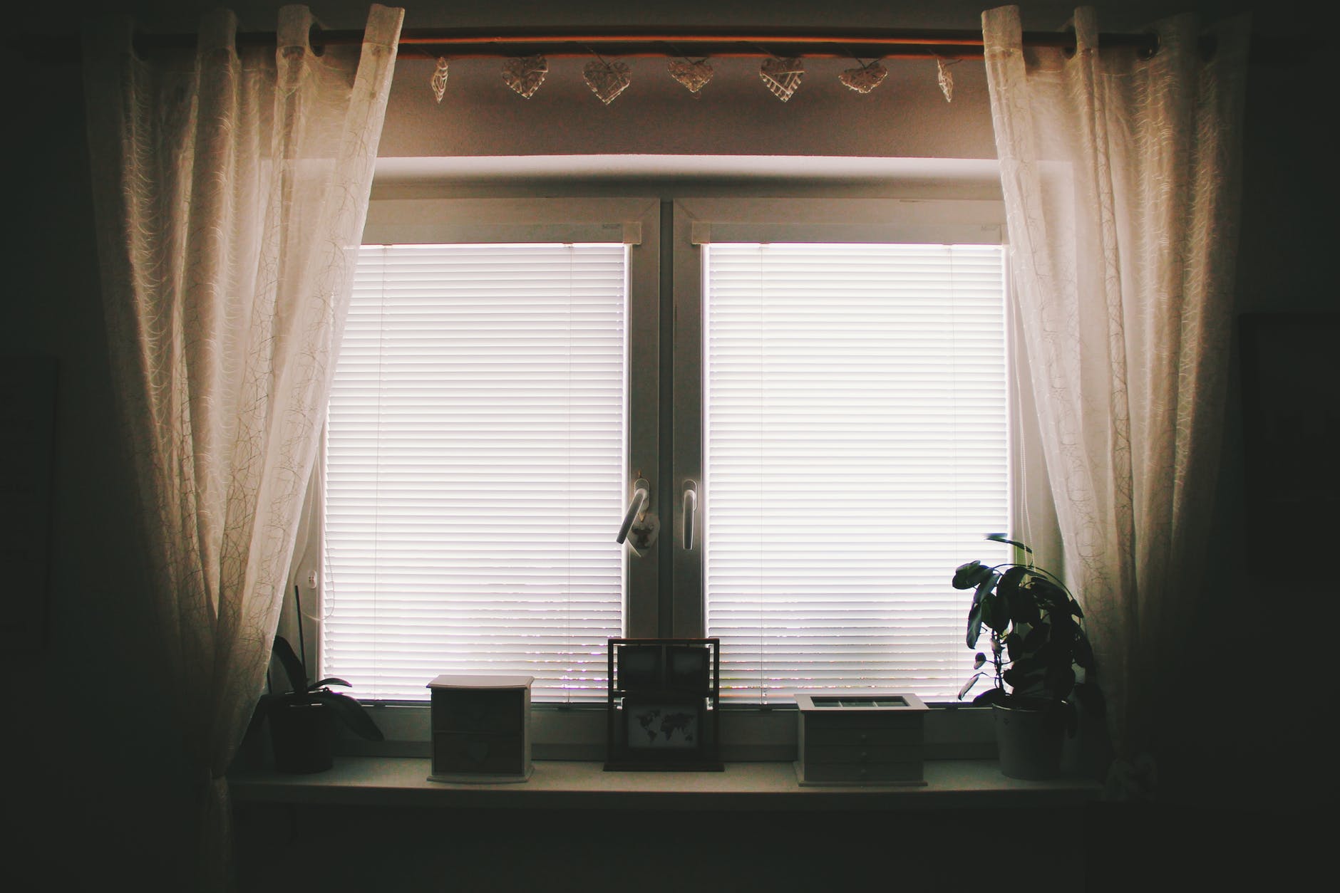 What is Better – Curtains or Blinds?
