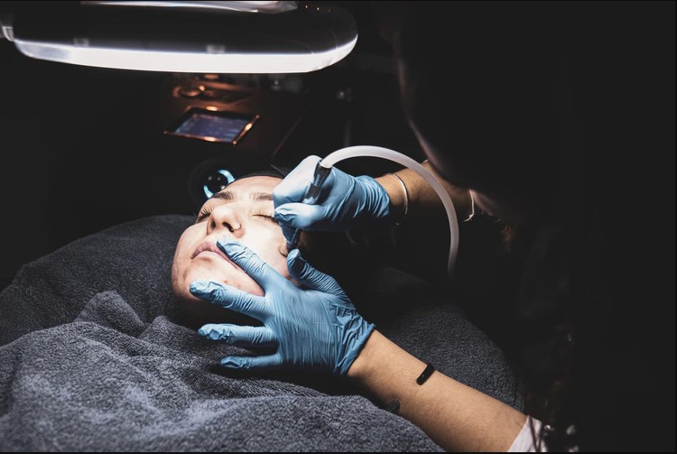 What You Need to Know Before Getting a Microcurrent Facial