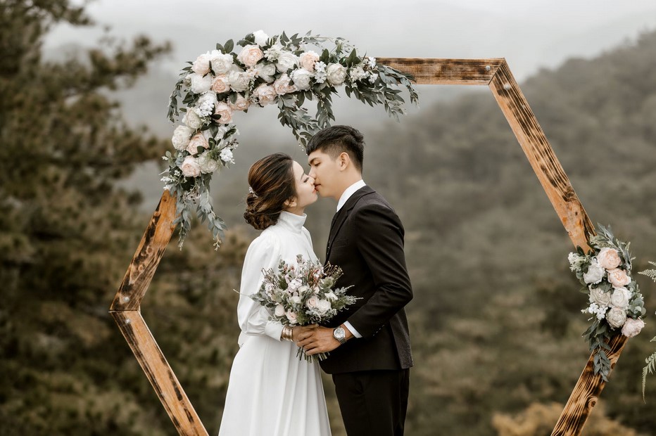wedding-backdrops-kissing
