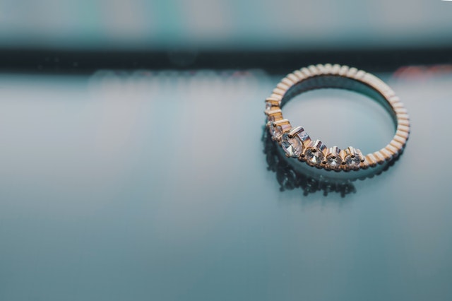 What are the Factors one Should Consider While Buying an Engagement Ring?