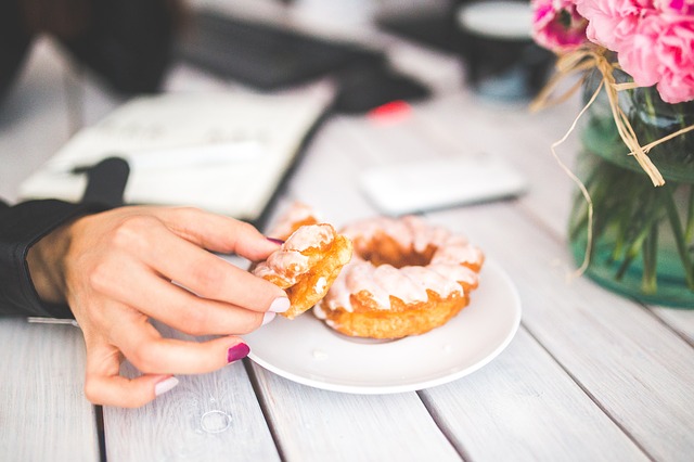 7 Simple Ways To Control Food Cravings