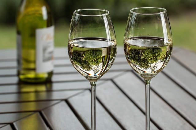 What is the Real Difference Between Chardonnay and Pinot Grigio?