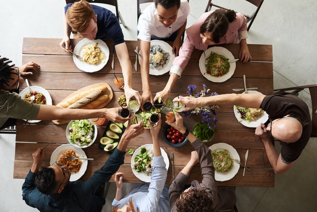 9 Tips for Being the Perfect Dinner Party Guest