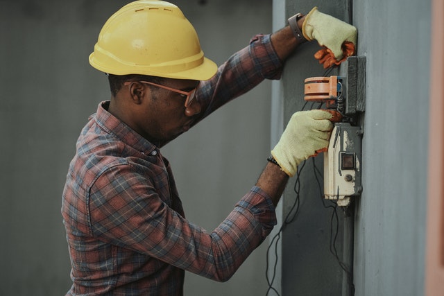 How to Choose a Professional Electrician- 5 Simple Steps