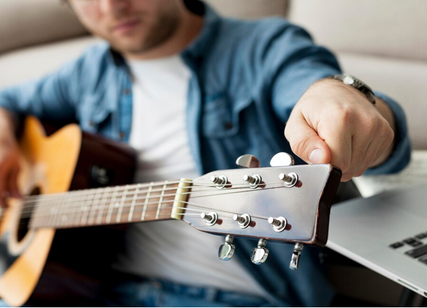 Avoid These 4 Common Guitar Mistakes to Perform Better