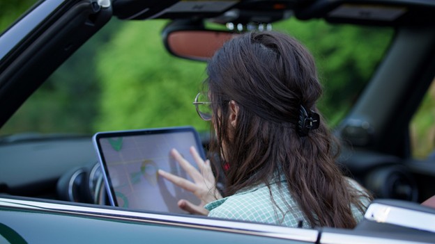 How to Use Navigation Systems Without Losing Focus